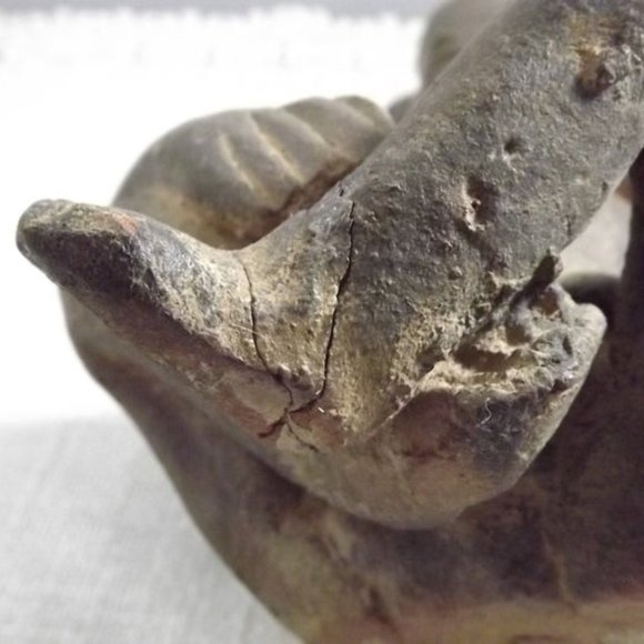 Vintage Seated Primitive Clay Figure with Maize - Picture 9 of 9